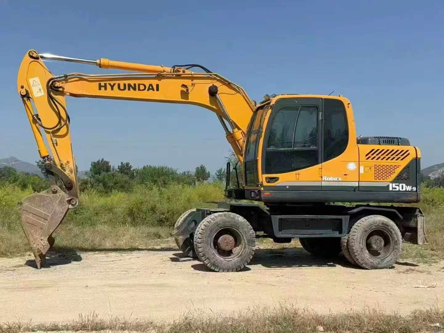 Used Hyundai 150W Wheeled Excavator - Image 5