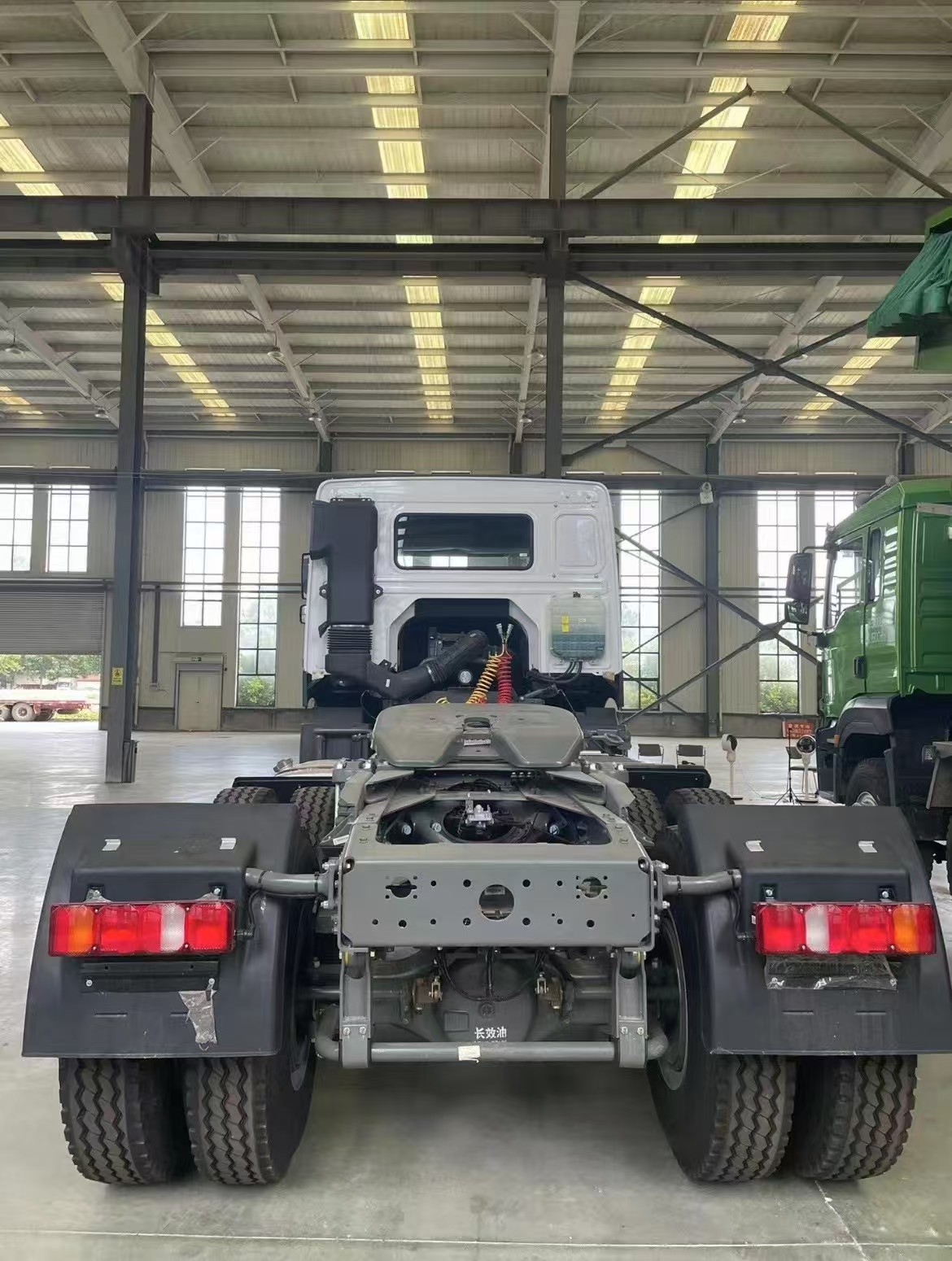 HOWO 371HP 6x4 Tractor Head - Image 2