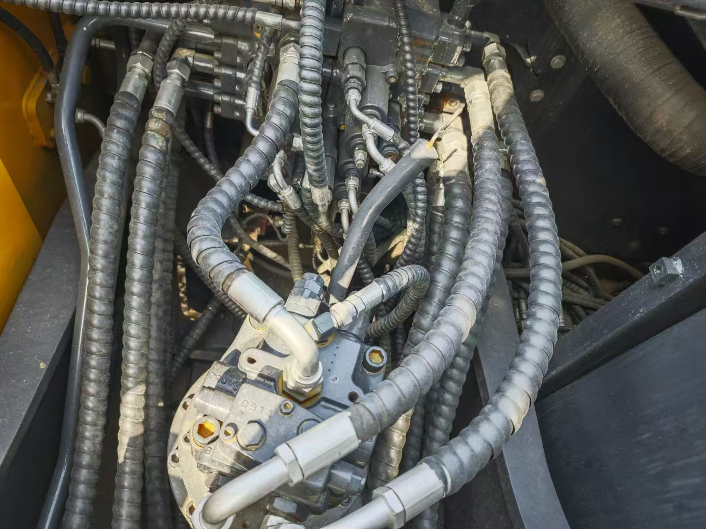 Volvo EC210 Hydraulic Crawler Excavator - Image 6