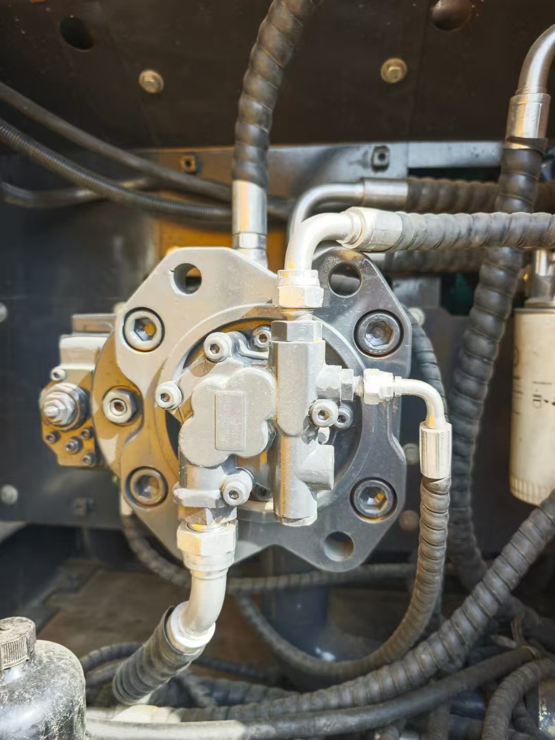 Volvo EC210 Hydraulic Crawler Excavator - Image 8