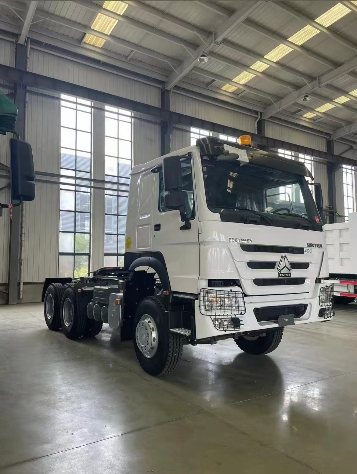 HOWO 371HP 6x4 Tractor Head - Image 3