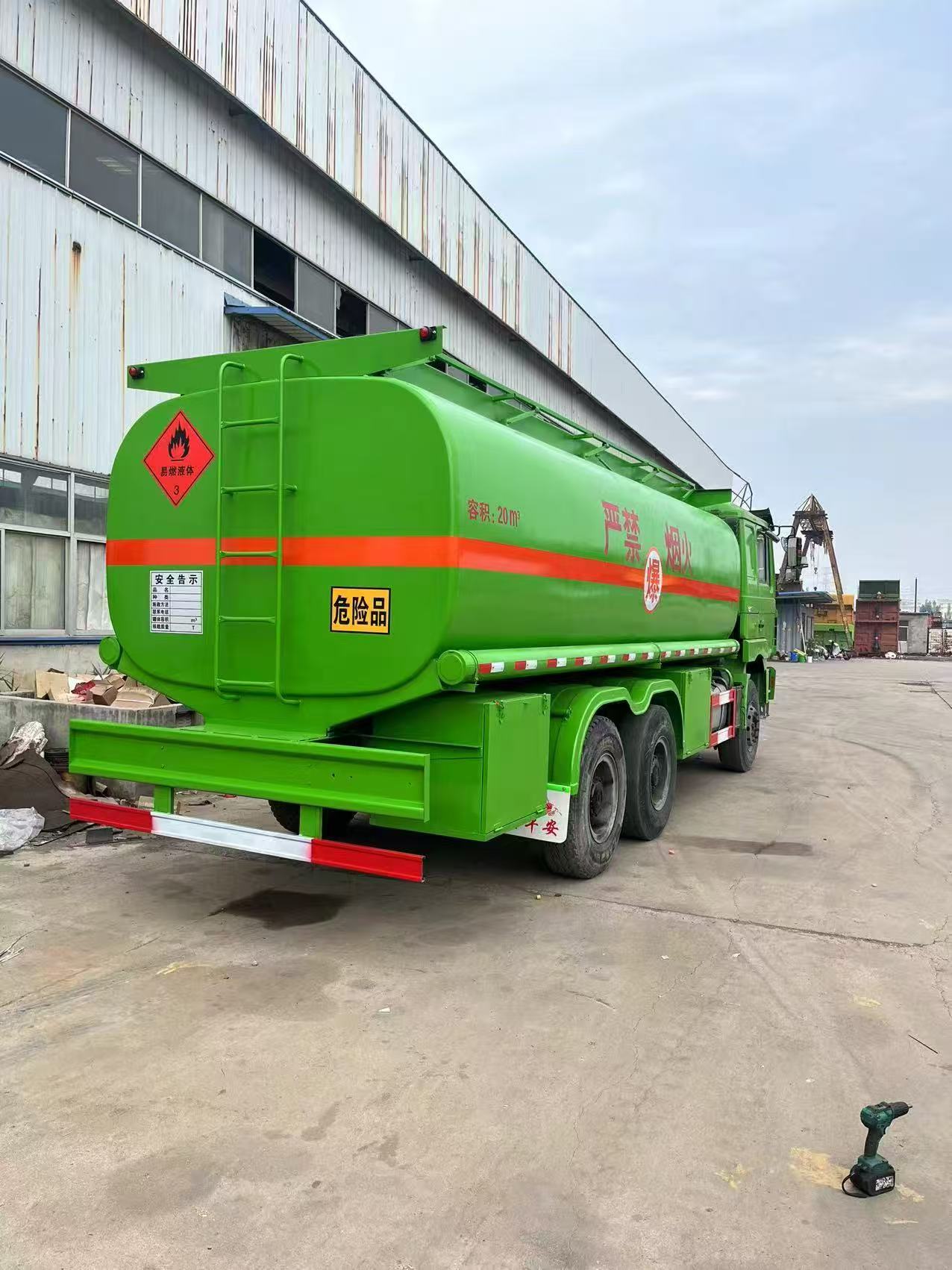 Shacman Delong F3000 Fuel Tanker Truck - Image 3