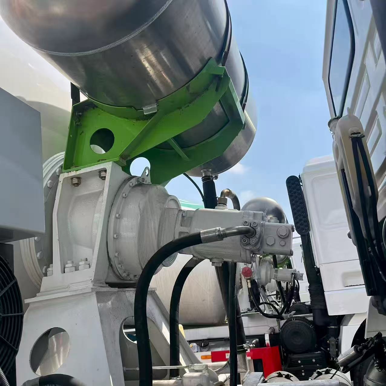 Shacman F3000 Heavy-Duty Truck - Image 4