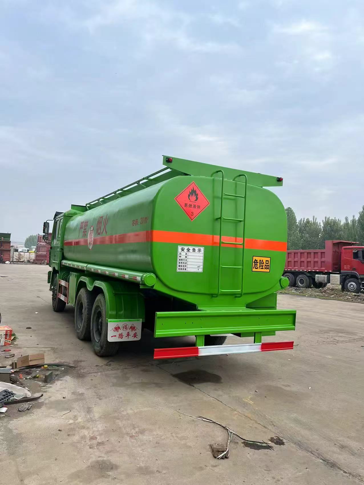 Shacman Delong F3000 Fuel Tanker Truck - Image 4