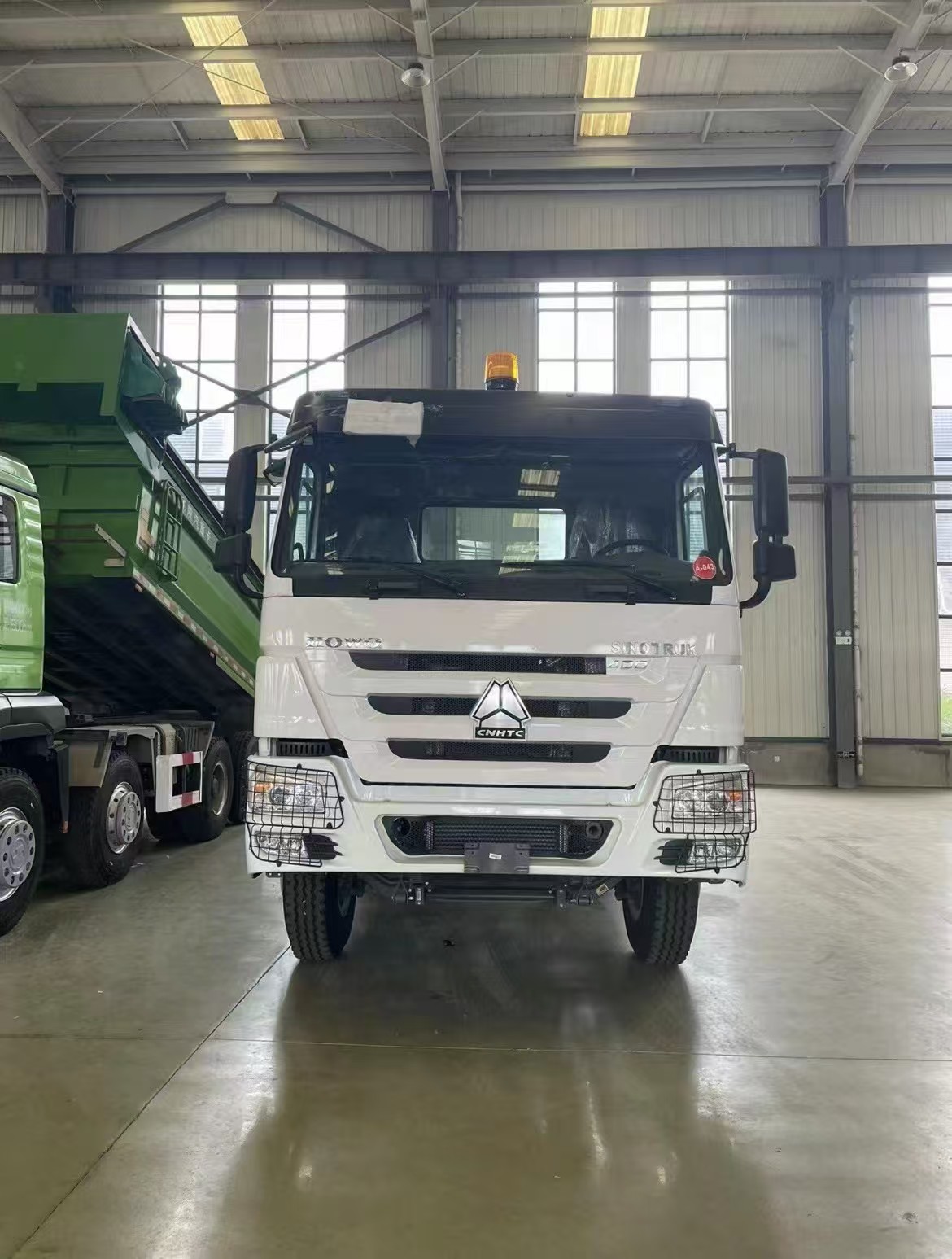 HOWO 371HP 6x4 Tractor Head - Image 4