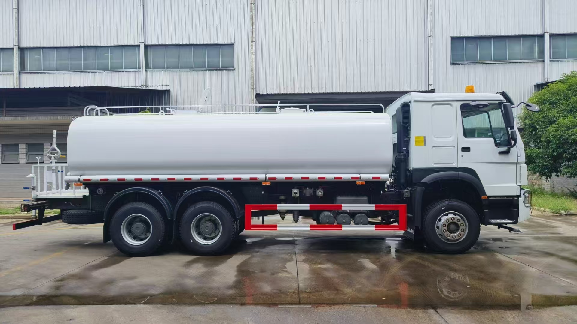 HOWO Water Tanker / Sprinkler Truck - Image 5