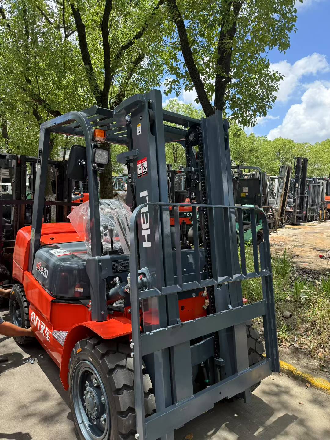 HELI 30 Forklift - Image 2