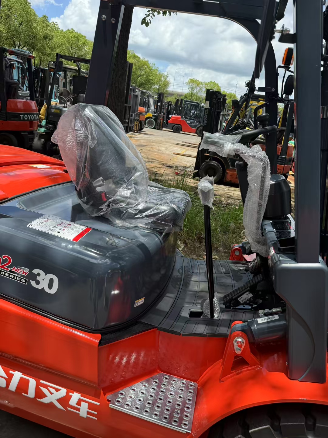 HELI 30 Forklift - Image 3