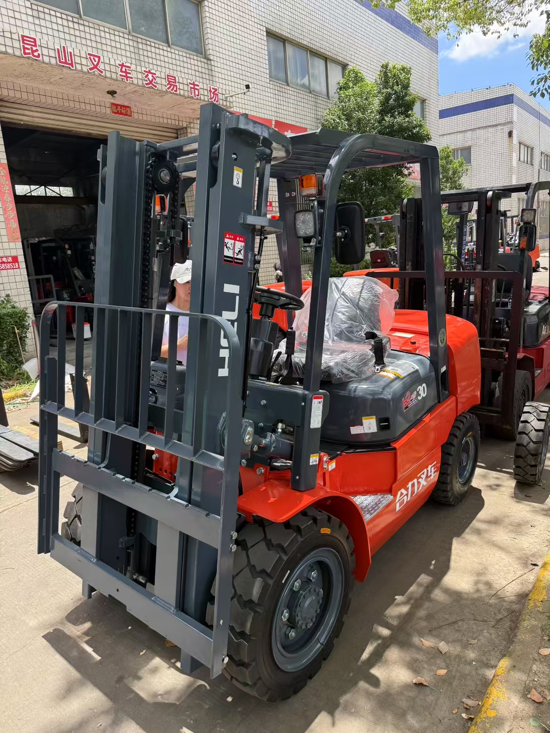 HELI 30 Forklift - Image 8