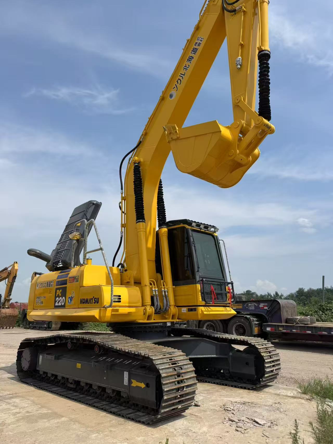 Used Komatsu PC220 Hydraulic Excavator - Image 3