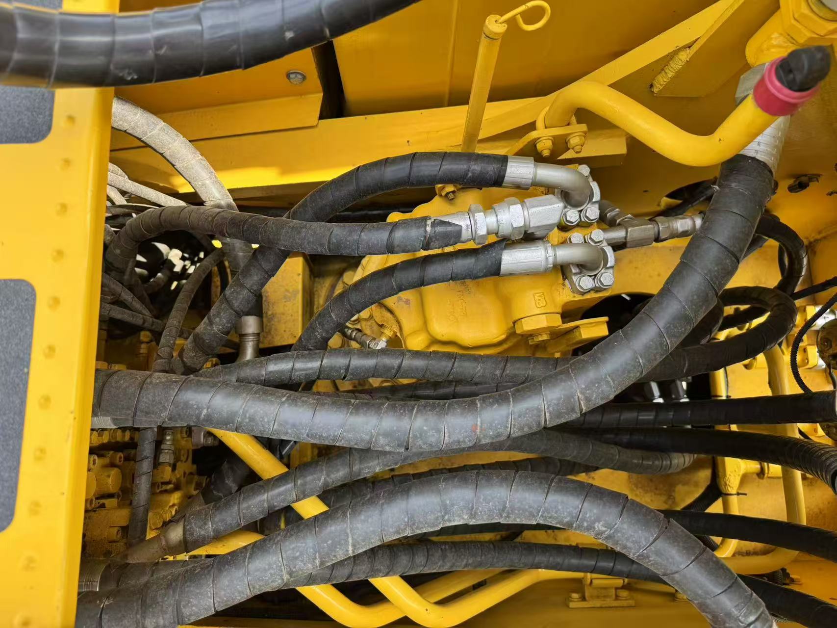 Used Komatsu PC220 Hydraulic Excavator - Image 5