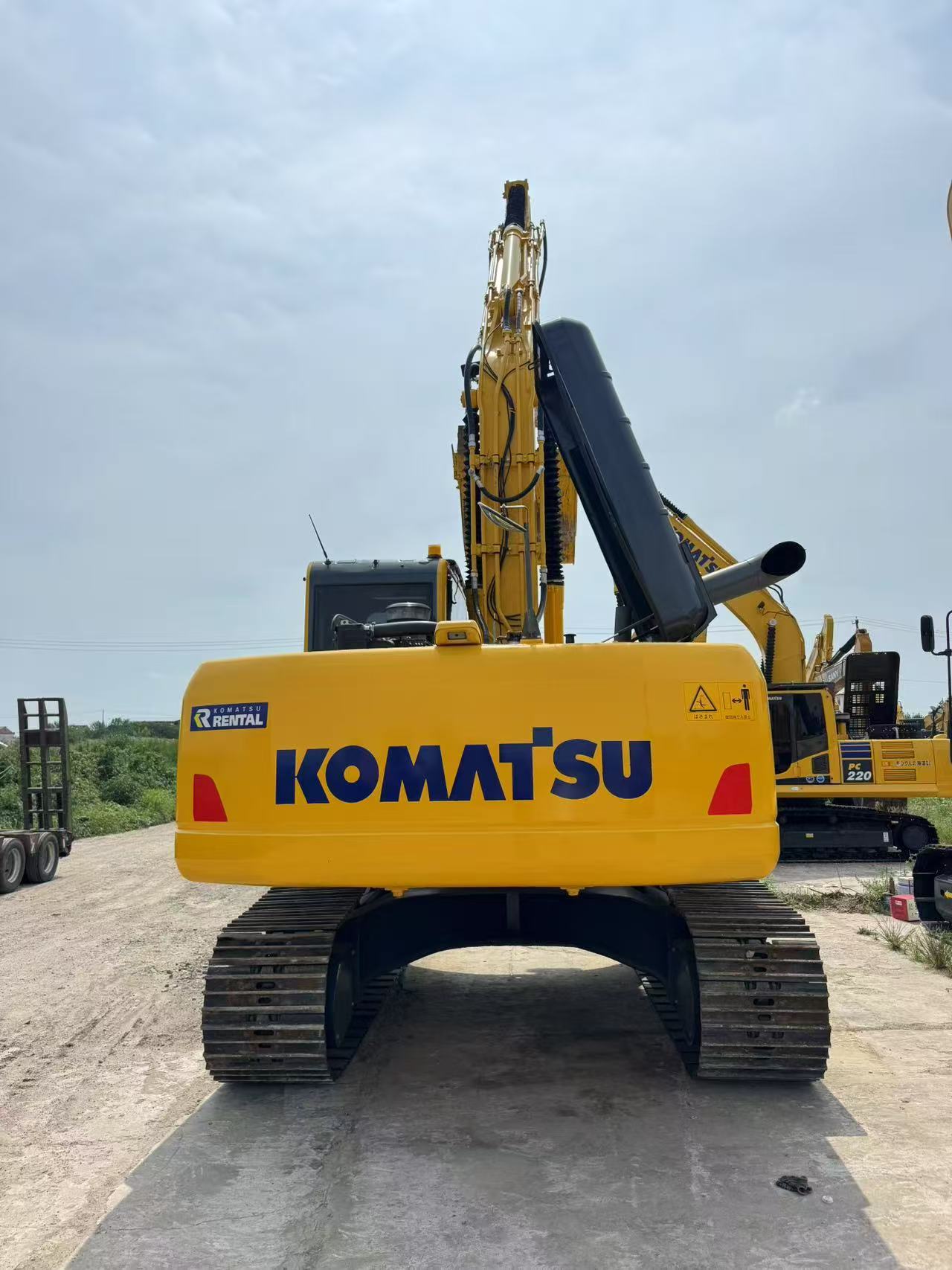 Used Komatsu PC220 Hydraulic Excavator - Image 9