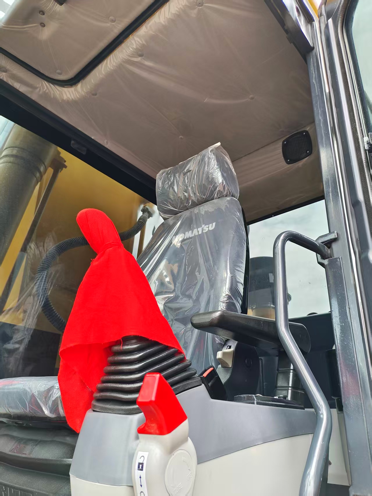 Used Komatsu PC240 Hydraulic Excavator - Image 2