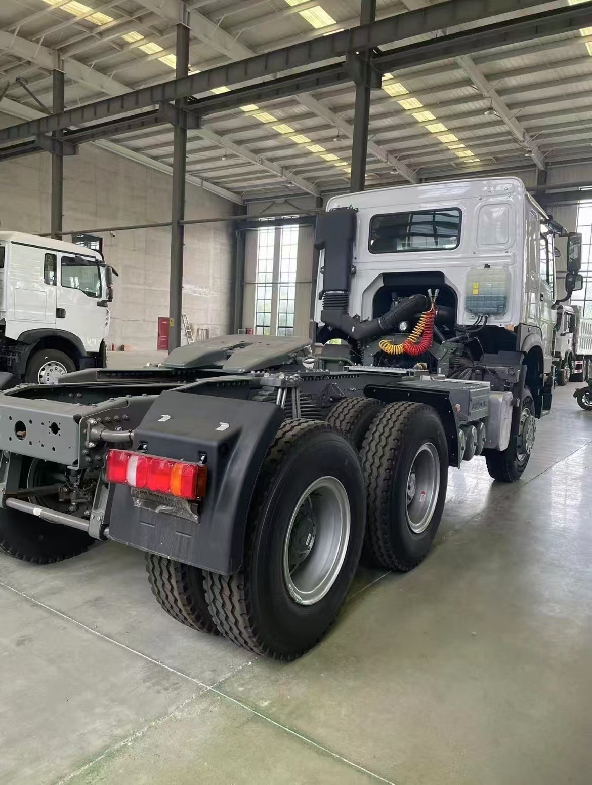 HOWO 371HP 6x4 Tractor Head - Image 6