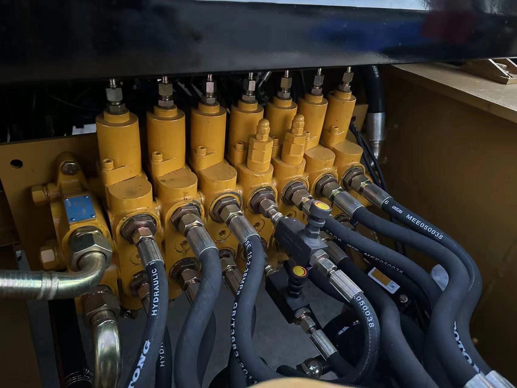 Caterpillar 420F Backhoe Loader - Image 8