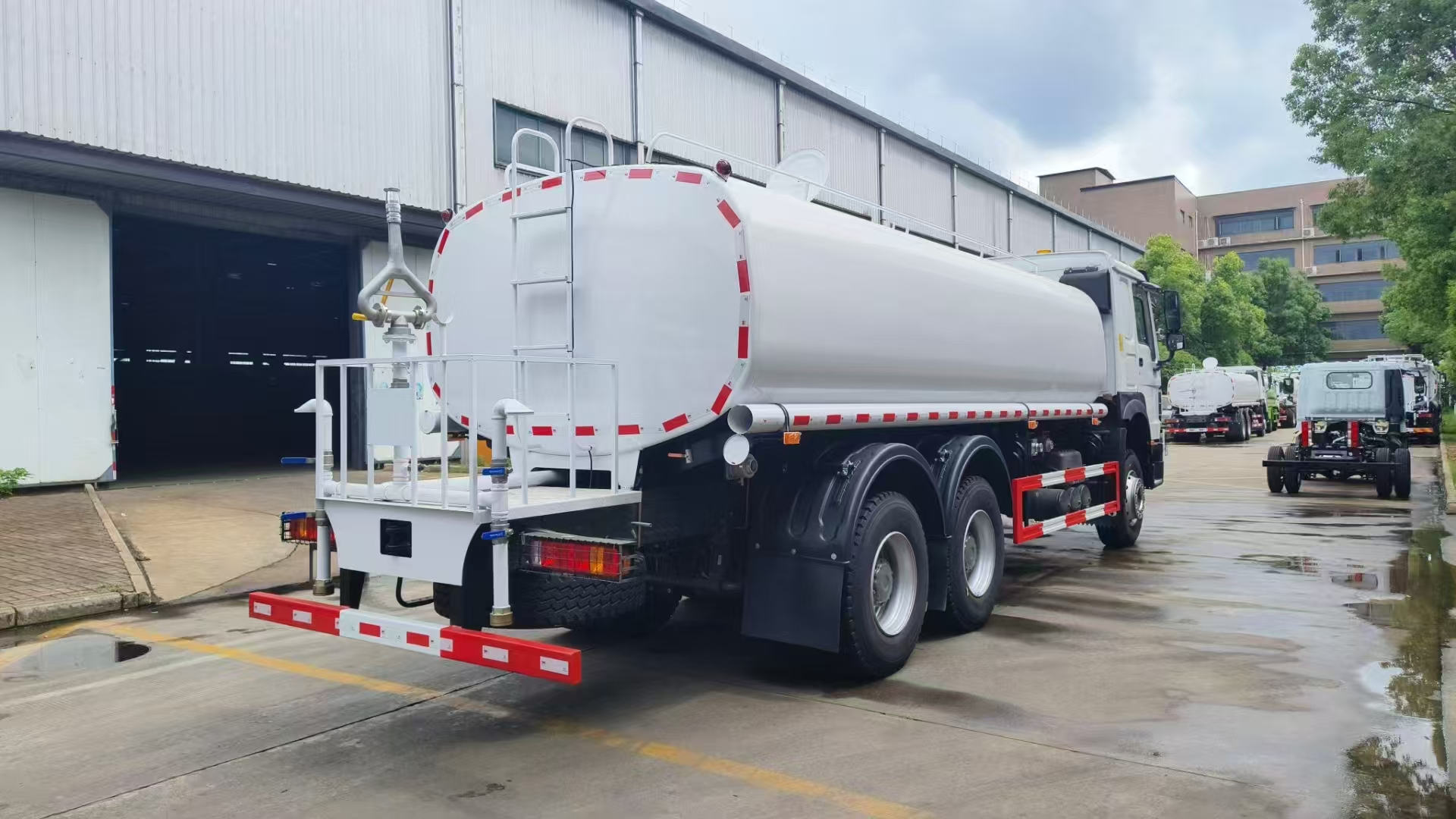 HOWO Water Tanker / Sprinkler Truck - Image 7