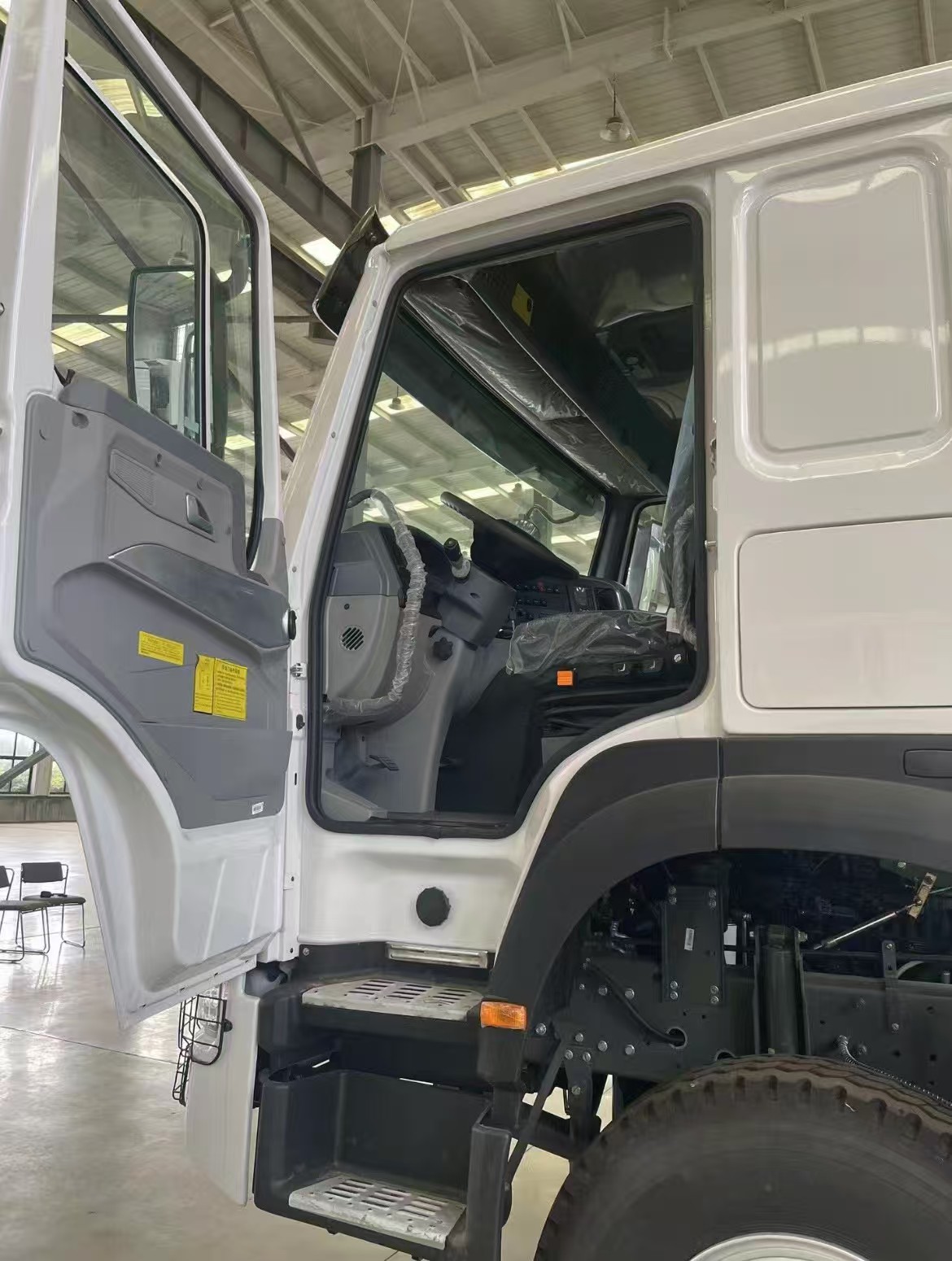 HOWO 371HP 6x4 Tractor Head - Image 7