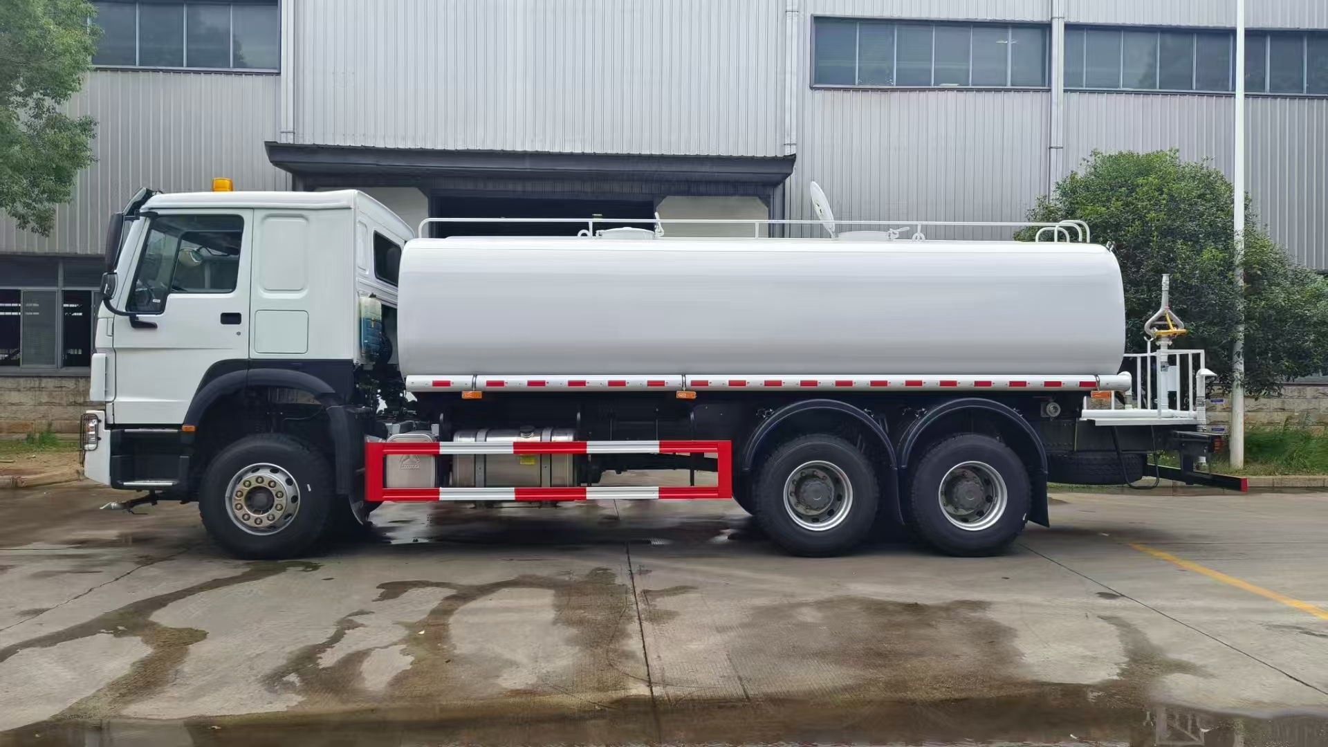 HOWO Water Tanker / Sprinkler Truck - Image 8